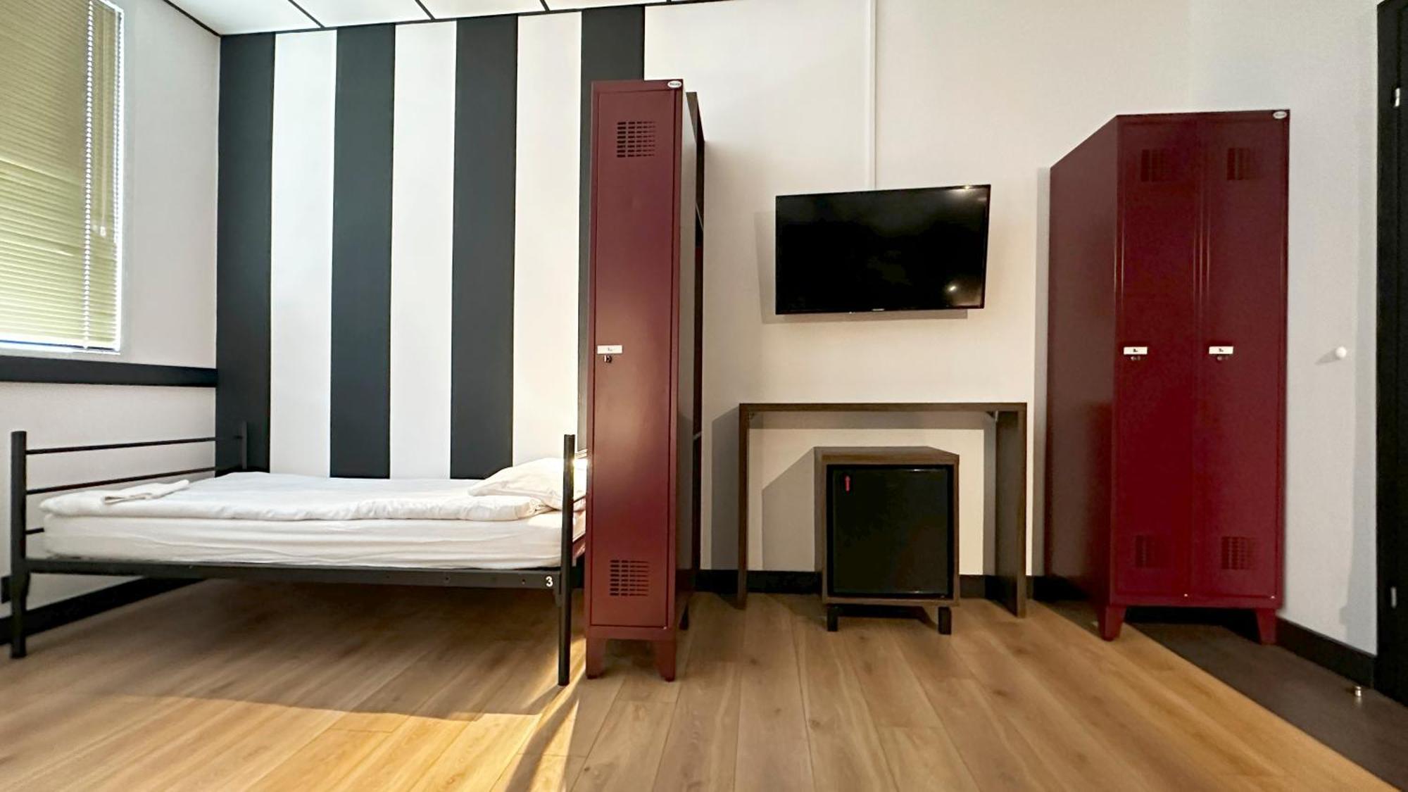 Vola Hostel Варшава Экстерьер фото